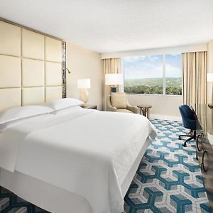 Deluxe  King Room Mobility or hearing accessible